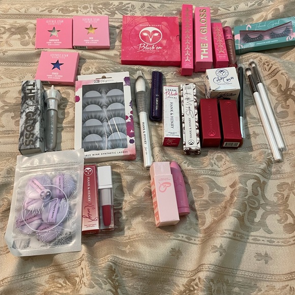 Makeup/Cosmetic Mystery Box - Picture 3 of 7